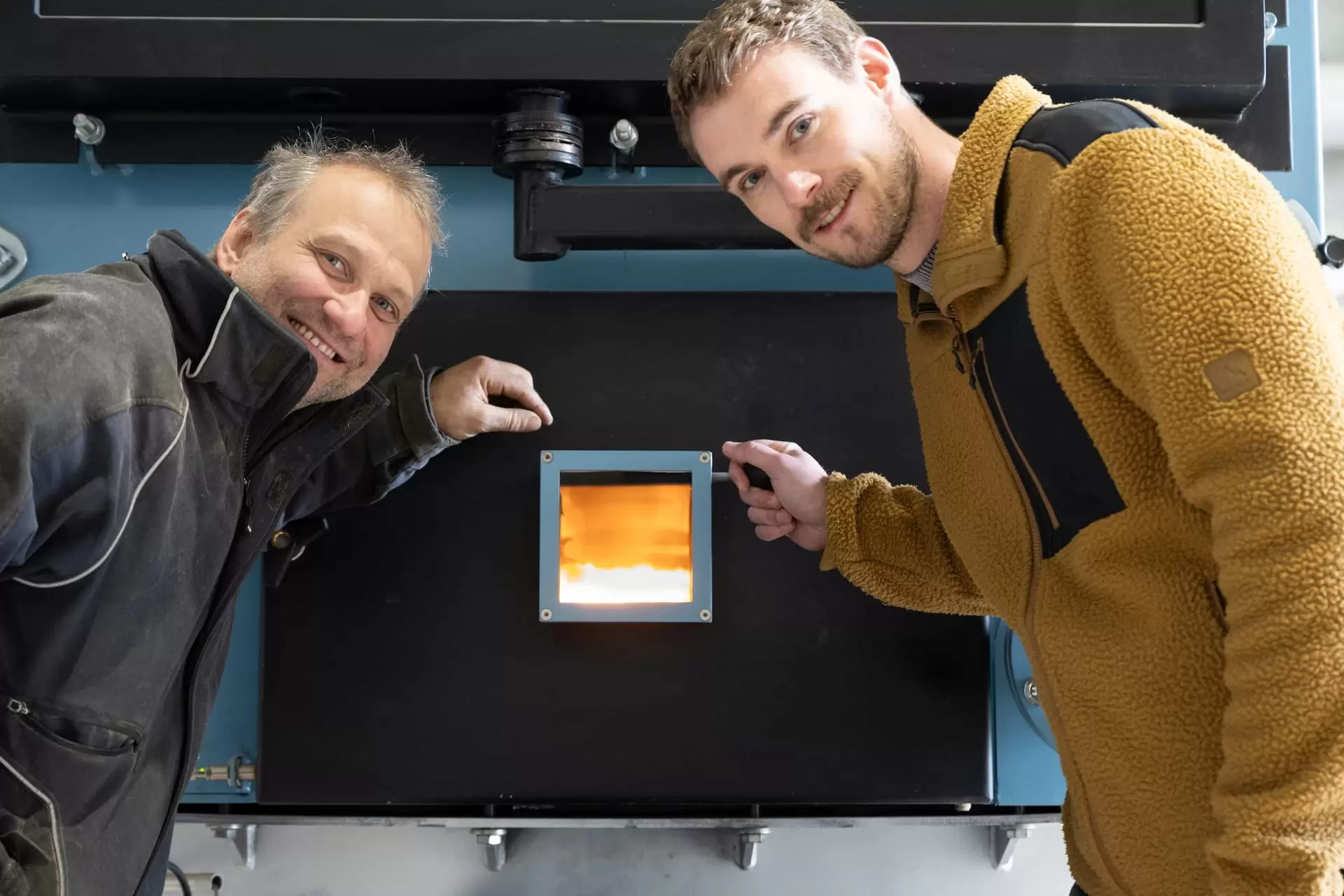 Simon Kälin und Simon Tischhauser vor dem Heizofen der Sägerei Kälin 