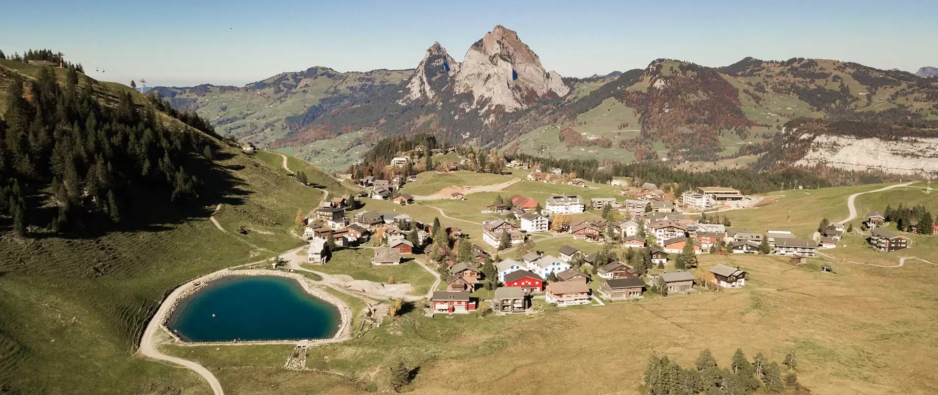Dorf Stoos mit Mythen